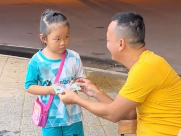 Thương bé gái bán hàng rong chẳng ai mua, người đàn ông tốt bụng đã làm điều đặc biệt khiến bé ngơ ngác nhìn