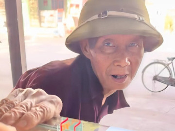 Tặng cụ già chiếc xe đạp cũ, người phụ nữ ngạc nhiên với cách trả ơn ấm áp nghĩa tình của ông