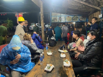 Khánh Hòa: Giải cứu hơn 350 người mắc kẹt trên đèo Khánh Lê do sạt lở