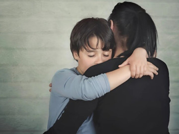 Càng lớn càng không giống nhà nội, con trai gặng hỏi bí mật mẹ giấu suốt 53 năm, vỡ oà khi biết sự thật về cha ruột