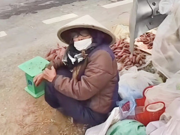 Gặp cụ bà bán khoai bên lề đường giữa trời đông lạnh, nam thanh niên có hành động ấm áp nhận về nhiều lời khen