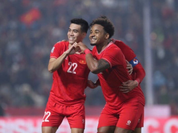 Xuân Son nói lý do vì sao nhường Tiến Linh đá 11m, thầy Kim nhăn nhó vì Tấn Tài