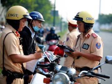 Từ 2025, các loại giấy tờ phải xuất trình khi CSGT kiểm tra, dừng xe