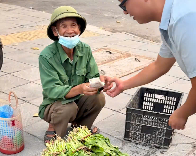 Gặp cụ ông bán rau bên lề đường, đôi vợ chồng có hành động ấm áp được ...