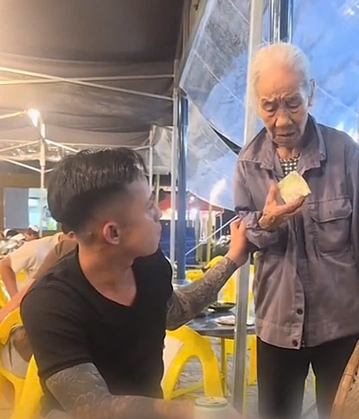 Lần nào cũng vậy, anh đều không lấy tiền thừa