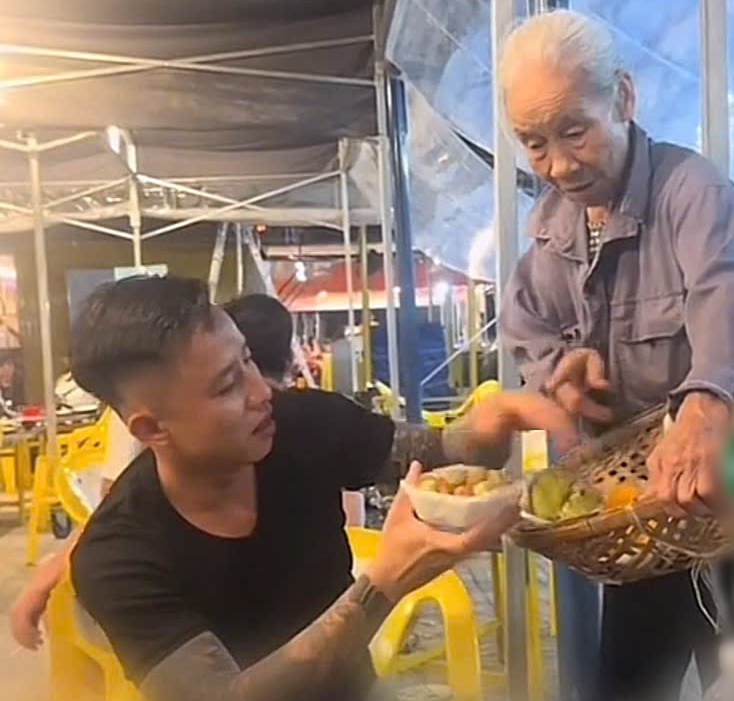 Thanh niên đã mua hết số trái cây để cụ bà về nghỉ sớm