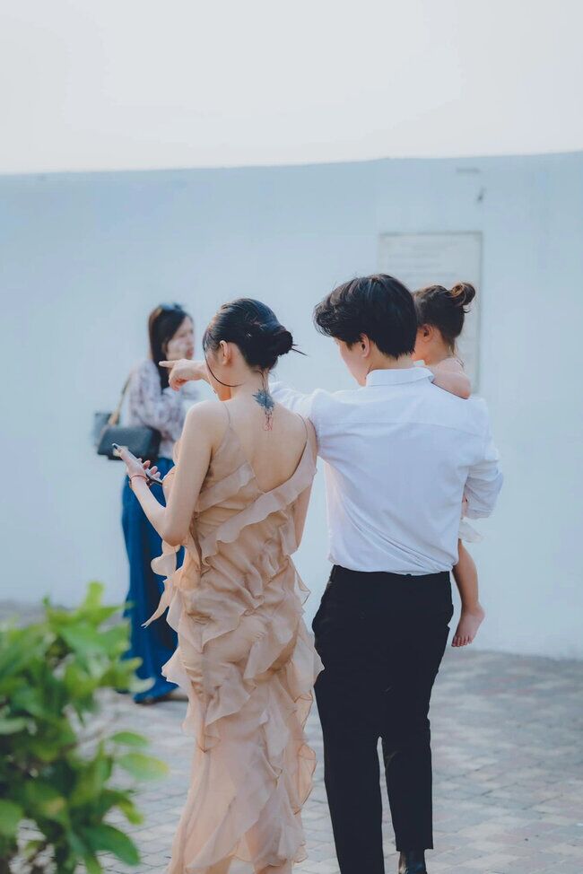 Anh đã rất hạnh phúc khi biết vợ có bầu như kế hoạch. Nhưng anh không ngờ chính mình khiến bà xã phải chịu điều tiếng khi tiết lộ chuyện có con trước khi cưới với công chúng.