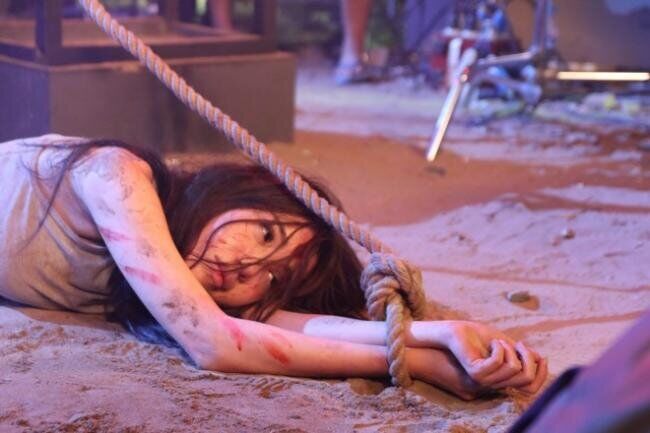 Khi đóng phim, Elly Trần cũng rất lăn xả, sẵn sàng bầm dập để hoàn thành cảnh quay.