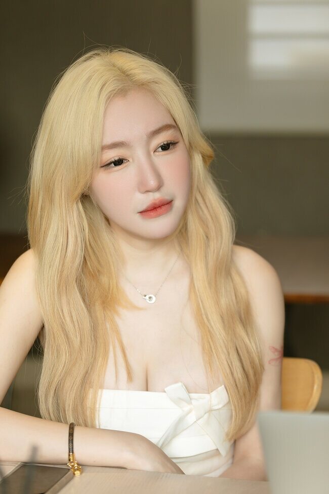 Elly Trần từng có cuộc hôn nhân kín tiếng với chồng Tây trước khi tan vỡ vì ngoại tình.