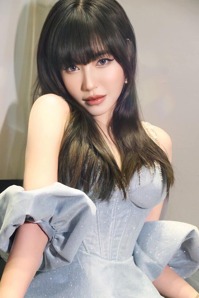 Sở hữu vòng 1 khủng, Elly Trần thường chọn những trang phục gợi cảm để thêm cuốn hút.