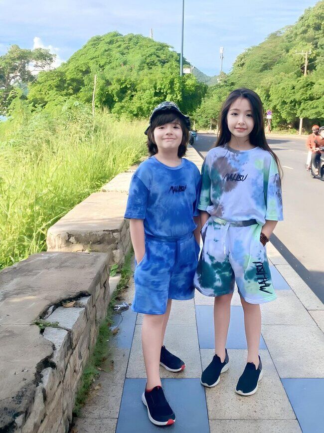 Các con của Elly Trần đều sở hữu nhan sắc và chiều cao nổi bật.