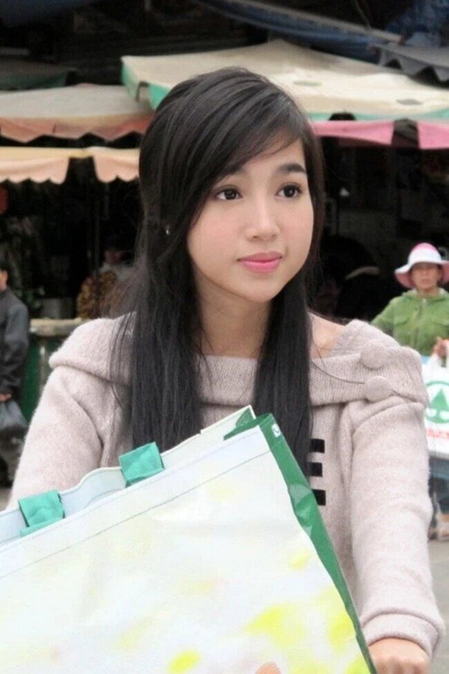 Tạo hình kín đáo, hiền lành của Elly Trần trong phim Hoa Cúc Xanh được nhiều khán giả yêu thích.