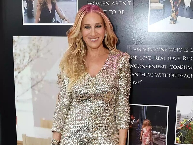 Ở tuổi 59, cô vẫn giữ được vẻ ngoài trẻ trung cùng vóc dáng hơn người. Sarah Jessica Parker không ngại phô diễn vẻ đẹp, khí chất của mình qua nhiều phong cách thời trang.