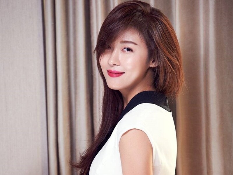 Tháng 6/2020, báo Hàn đăng tin Ha Ji Won mua tòa nhà 8 tầng trị giá hơn 8,6 triệu USD (218,4 tỷ đồng) tại Seongsu Dong - khu vực "hot" nhất Seoul. Hiện nay, "đả nữ" đang sống trong căn hộ sang trọng có giá khoảng 2 triệu USD (khoảng 50 tỷ đồng)