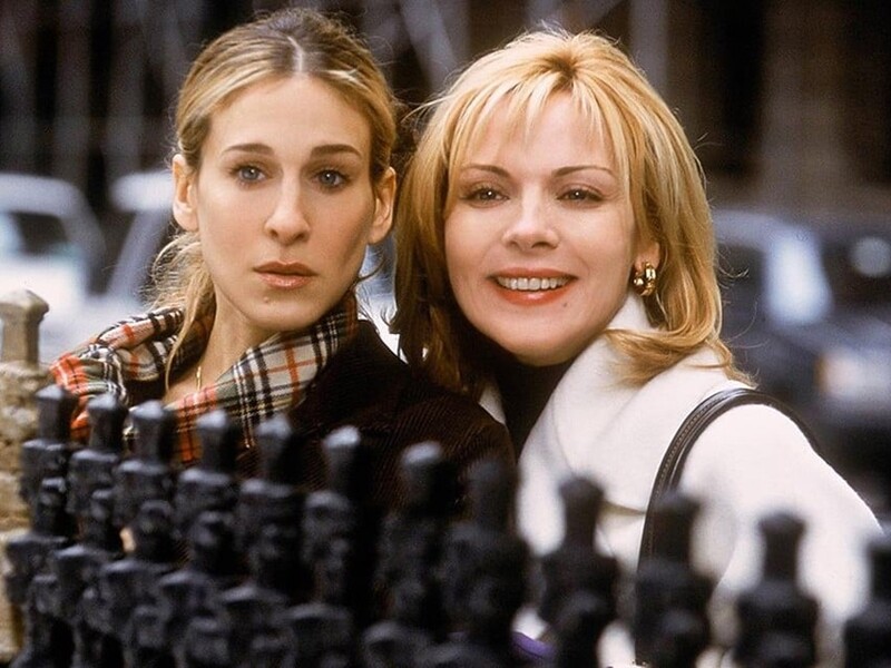 Không chỉ gây ấn tượng với vai Samantha, Kim Cattrall còn khiến báo chí "tốn giấy mực" khi tiết lộ cô và Sarah Jessica Parker bất hòa. Theo lời Kim, Sarah cố tình ngăn cản cô thân thiết với 2 bạn diễn còn lại. Tuy nhiên, Sarah khẳng định mối quan hệ giữa họ vẫn tốt đẹp.