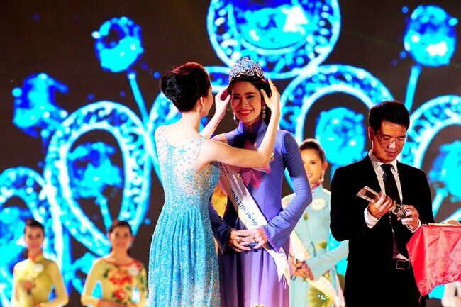 Đặng Thu Thảo cũng chính là người trao vương miện cho Nam Em vào năm 2015.