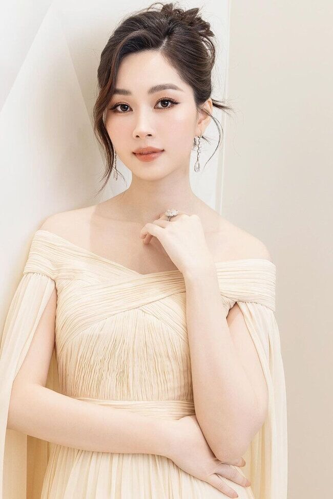 Vẻ đẹp nền nã của Đặng Thu Thảo là chuẩn mực mà nhiều chị em muốn hướng tới.