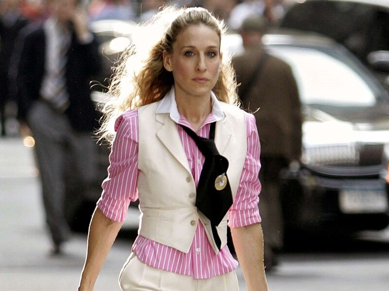 Ngoài đời, Sarah Jessica Parker không chỉ thủ vai Carrie mà còn là nhà sản xuất. Cô điều hành 3 mùa phim cuối đồng thời đầu tư vào 2 phiên bản điện ảnh tiếp theo của Sex and the City. Mức cát-xê của cô cũng tăng từ 1 lên 3,2 triệu USD/tập (khoảng 80 tỷ đồng).