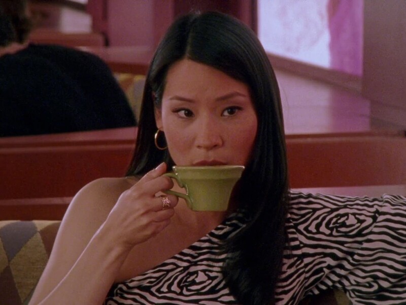 Cụ thể, Lucy Liu đã vào vai chính mình trong tập phim có tựa đề "Coulda, Woulda, Shoulda" của mùa 4. Nhân vật này là khách hàng tiềm năng của Samantha (Kim Cattrall), nhưng nhanh chóng biến mất sau khi nghe Sam nói về mình với thái độ thiếu chuyên nghiệp.