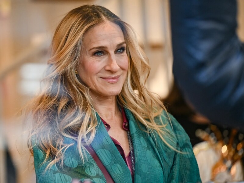 Bên cạnh đó, Sarah Jessica Parker cũng là nữ doanh nhân có tiếng khi cho ra mắt dòng nước hoa và nhãn hiệu giày riêng. Theo thống kê của Celebrity Net Worth, giá trị tài sản ròng của cô là 200 triệu USD (hơn 5.000 tỷ đồng). 