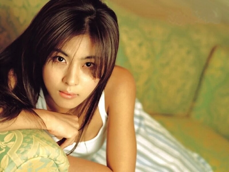 Ha Ji Won sinh năm 1978, tên thật là Jeon Hae Rim. Từ khi còn là học sinh trung học, Ha Ji Won đã lọt vào mắt xanh của nhiều công ty giải trí nhờ nhan sắc nổi bật. Xuất phát điểm tưởng chừng thuận lợi song Ha Ji Won đã thất bại với hơn 100 lần thử vai.