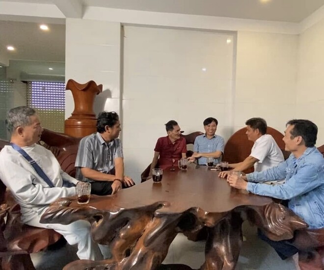 Thương Tín (áo đỏ) cùng người thân ở nhà Tô Hiếu hôm 5/12.