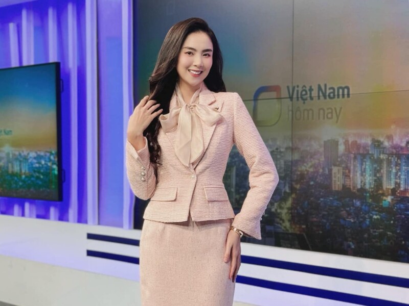 Mai Ngọc được khán giả yêu mến gọi với biệt danh "MC đẹp nhất VTV" hay "Cô gái thời tiết". Cô sinh năm 1990 tại Hà Nội, tốt nghiệp khoa Báo ảnh tại Học viện Báo chí và Tuyên truyền. Nữ MC là một hot girl đời đầu ở Hà thành, từng xuất hiện trên nhiều bìa tạp chí. 