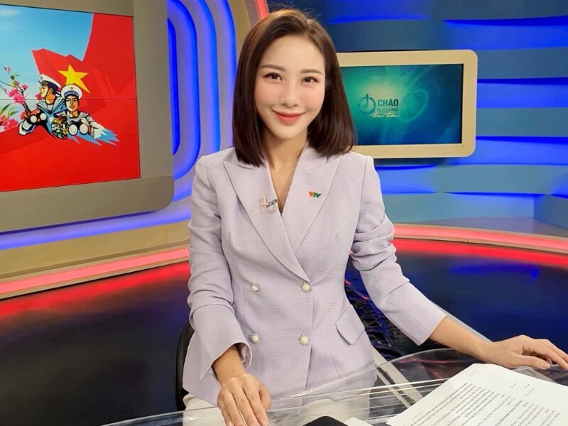 Quỳnh Hoa cũng là MC thời tiết kỳ cựu của VTV. Cô sinh năm 1992 tại Bắc Giang, tốt nghiệp ngành Kinh tế đối ngoại tại Đại học Ngoại thương.