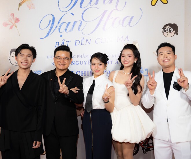 Bộ 3 Quý Ròm (bên trái), Hạnh Cận (váy trắng) và Tiểu Long (vest trắng ngoài cùng) của Kính Vạn Hoa phiên bản điện ảnh.