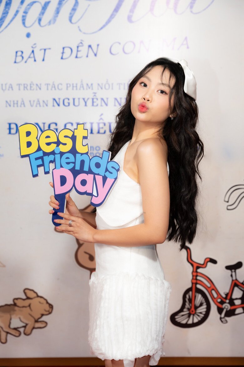 Phương Mỹ Chi đến ủng hộ dự án điện ảnh của bạn thân Phương Duyên.