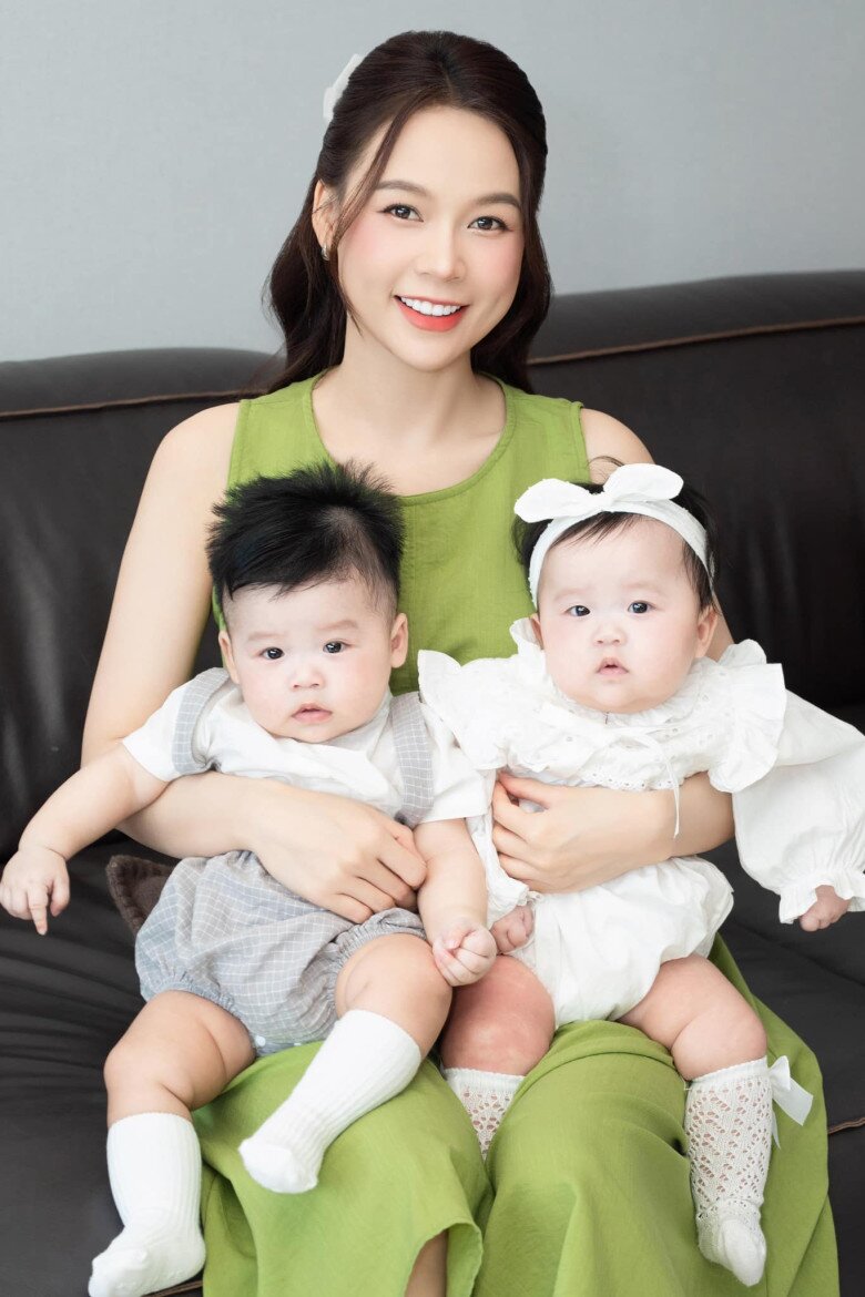 Sam hạ sinh cặp song sinh “long phụng” với chồng Hàn Quốc.