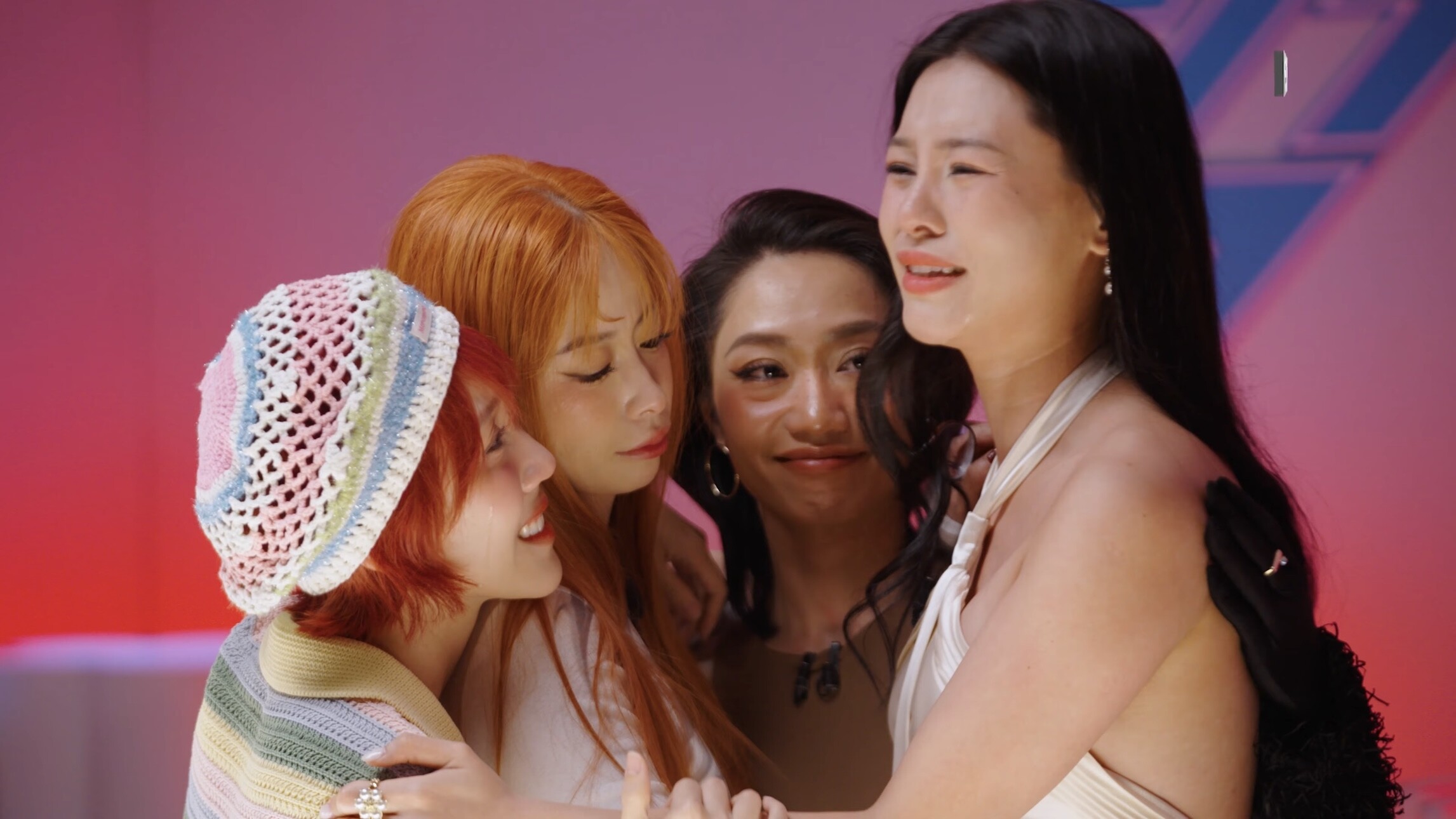 Bùi Lan Hương khóc nức nở, muốn nhường cơ hội đi tiếp cho đồng đội.