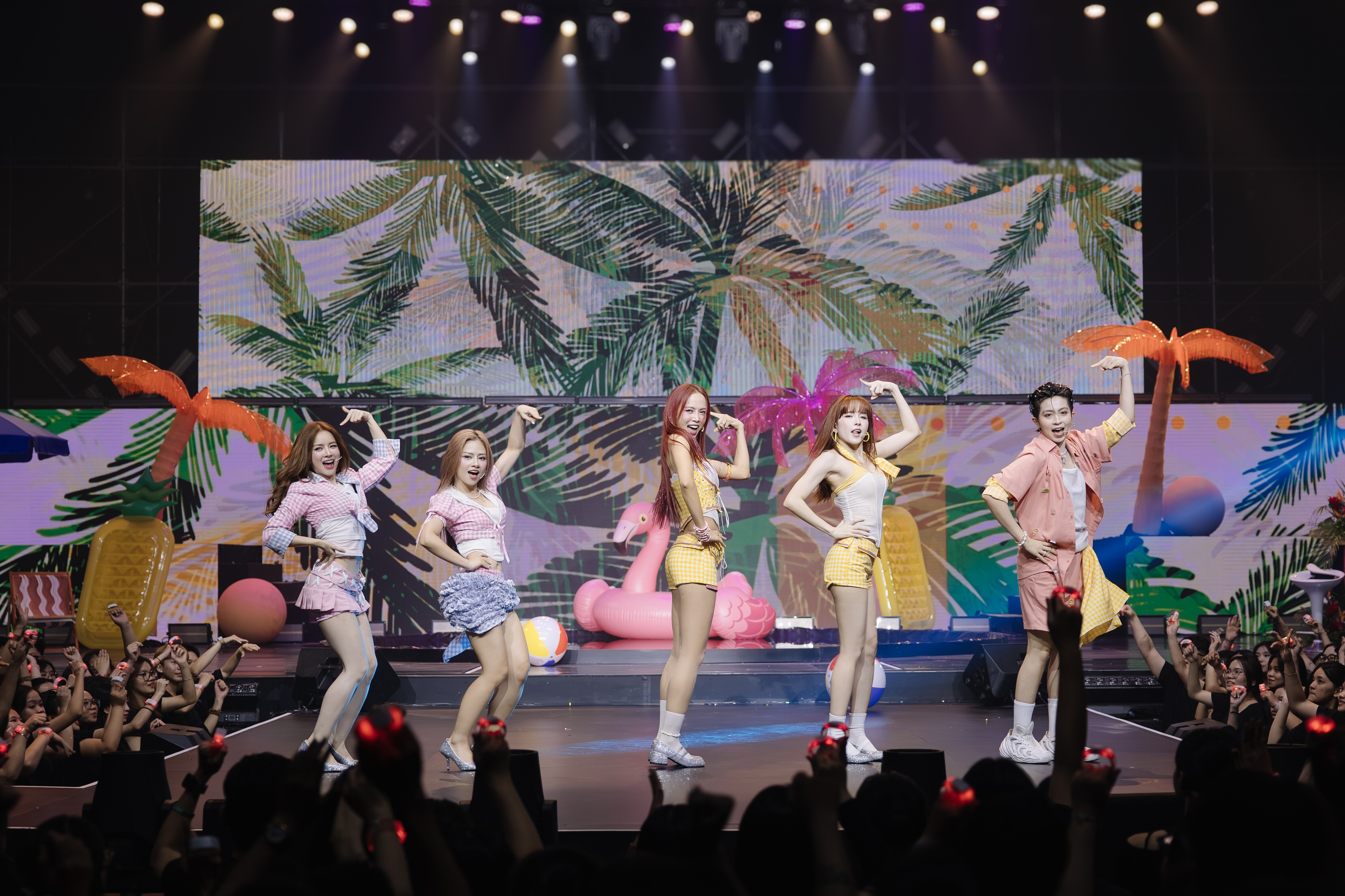 Đội Thiều Bảo Trâm mang đến không khí mùa hè đầy sôi động.