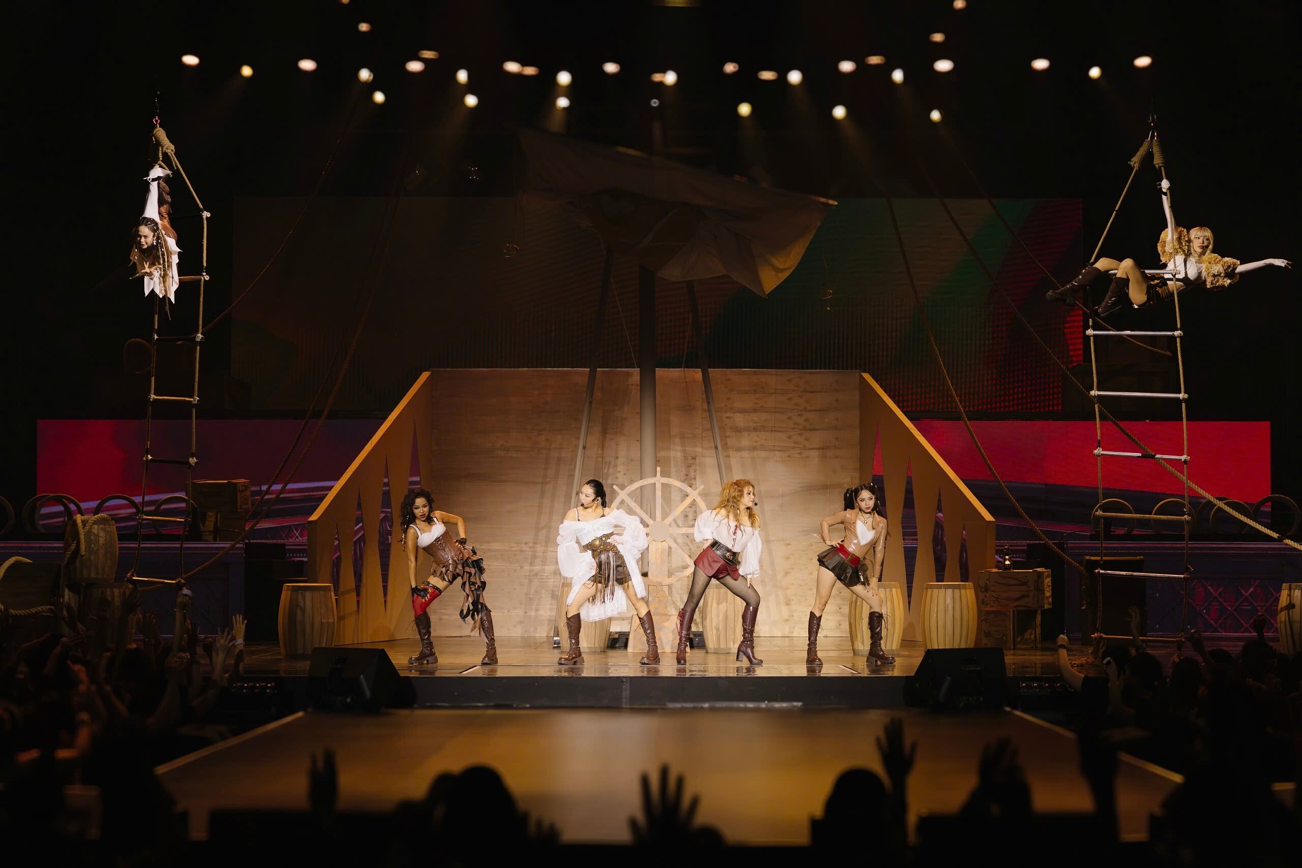 Đội Tóc Tiên hóa thân thành các thủy thủ đầy nóng bỏng.