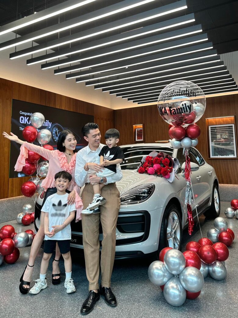 Văn Quỳnh thường tặng quà có giá trị “khủng” cho vợ con.