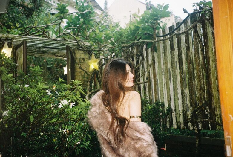 Bóng lưng cực phẩm của con gái út Quyền Linh “gây sốt” mạng xã hội.