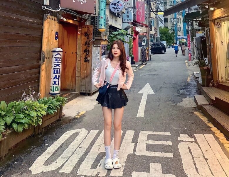 Con gái Quyền Linh ưa chuộng diện những chiếc váy ngắn khoe đôi chân thon gọn.