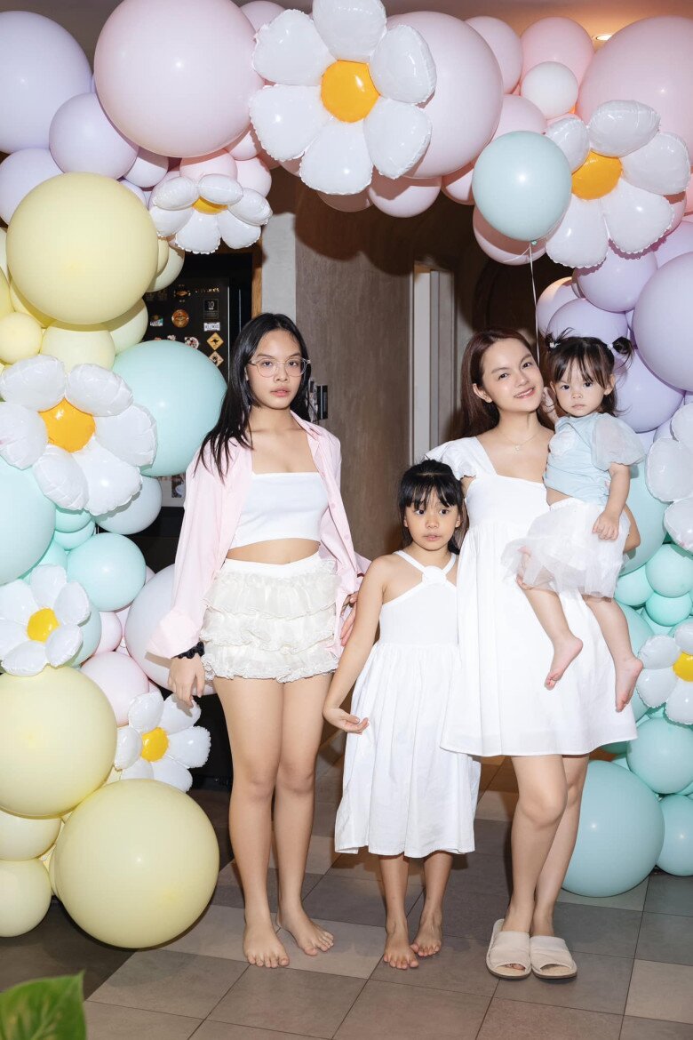 Nữ ca sĩ hiện đang làm mẹ của 3 cô con gái xinh xắn.