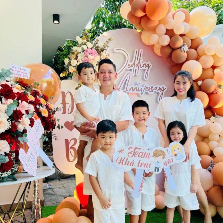 Hải Băng đối xử với con riêng của chồng như ruột thịt.