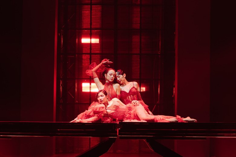 Đội Tóc Tiên tái hiện cảnh đám cưới đầy ma mị trên sân khấu.