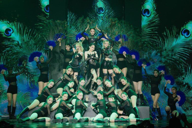 Đội Minh Hằng hóa thân thành những chú chim công lộng lẫy.