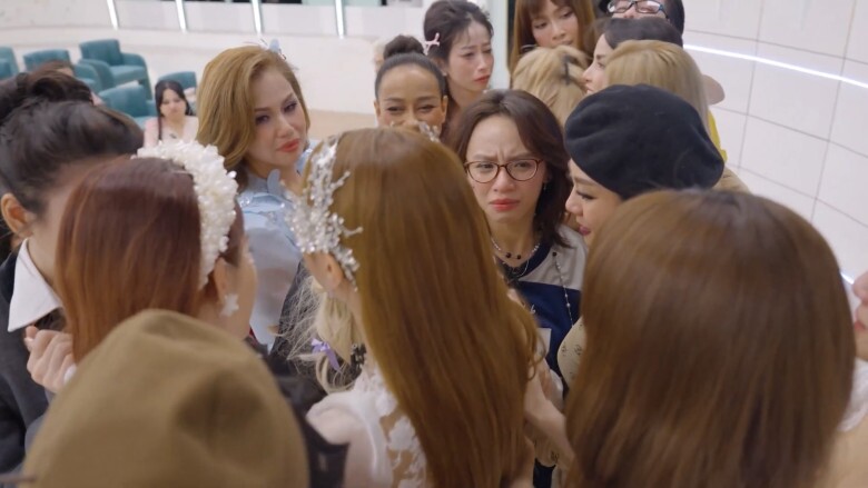 Các “chị đẹp” bịn rịn trước giây phút chia tay 2 thí sinh đầu tiên.