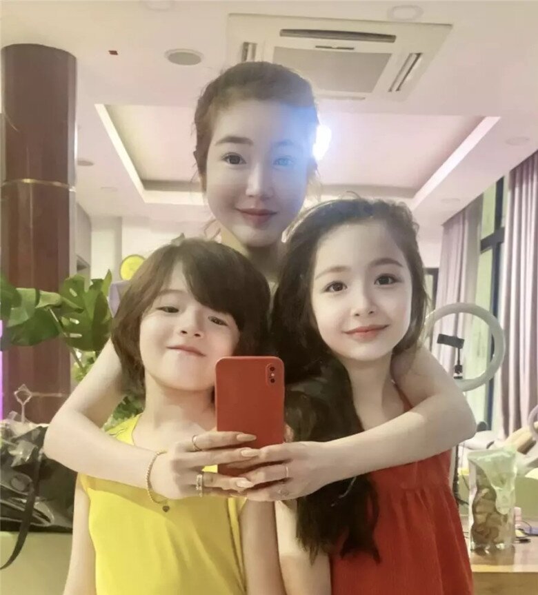 Elly Trần trải qua ồn ào hôn nhân với chồng Tây, nay làm mẹ đơn thân nuôi 2 con.