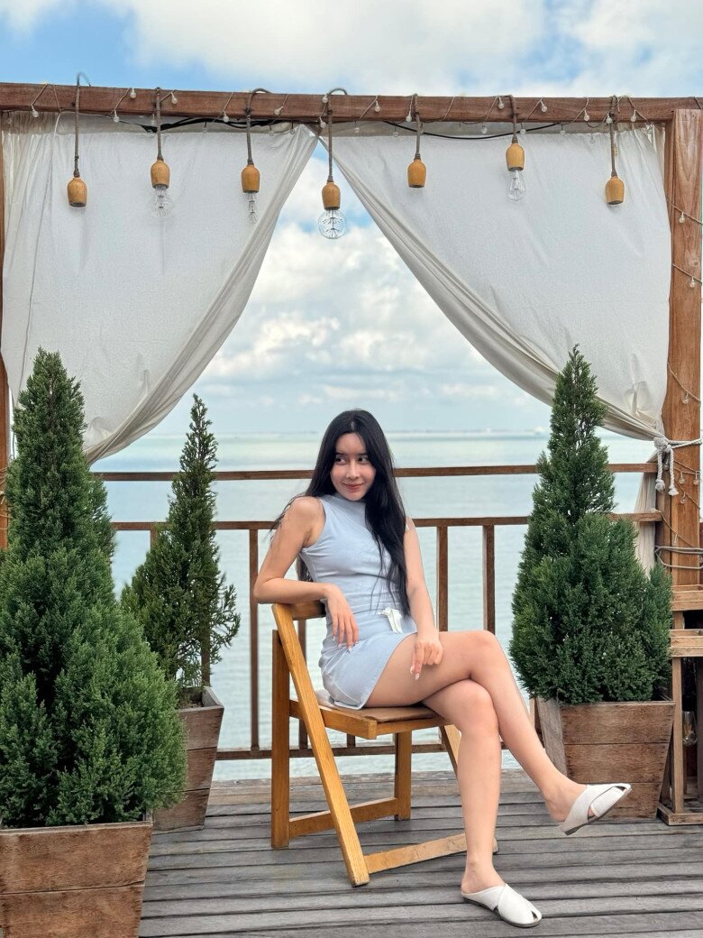 Nữ ca sĩ thường chia sẻ những khoảnh khắc sống bình yên lên mạng xã hội.