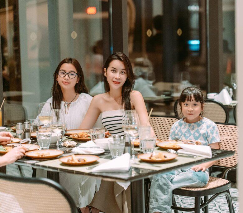 2 con gái xinh đẹp của Lưu Hương Giang và Hồ Hoài Anh.