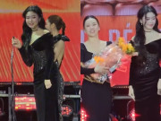 Giải trí - Con gái Quyền Linh phản ứng khéo léo khi gặp sự cố lúc trao giải thưởng cho Phương Oanh, dân tình khen ngợi hết lời