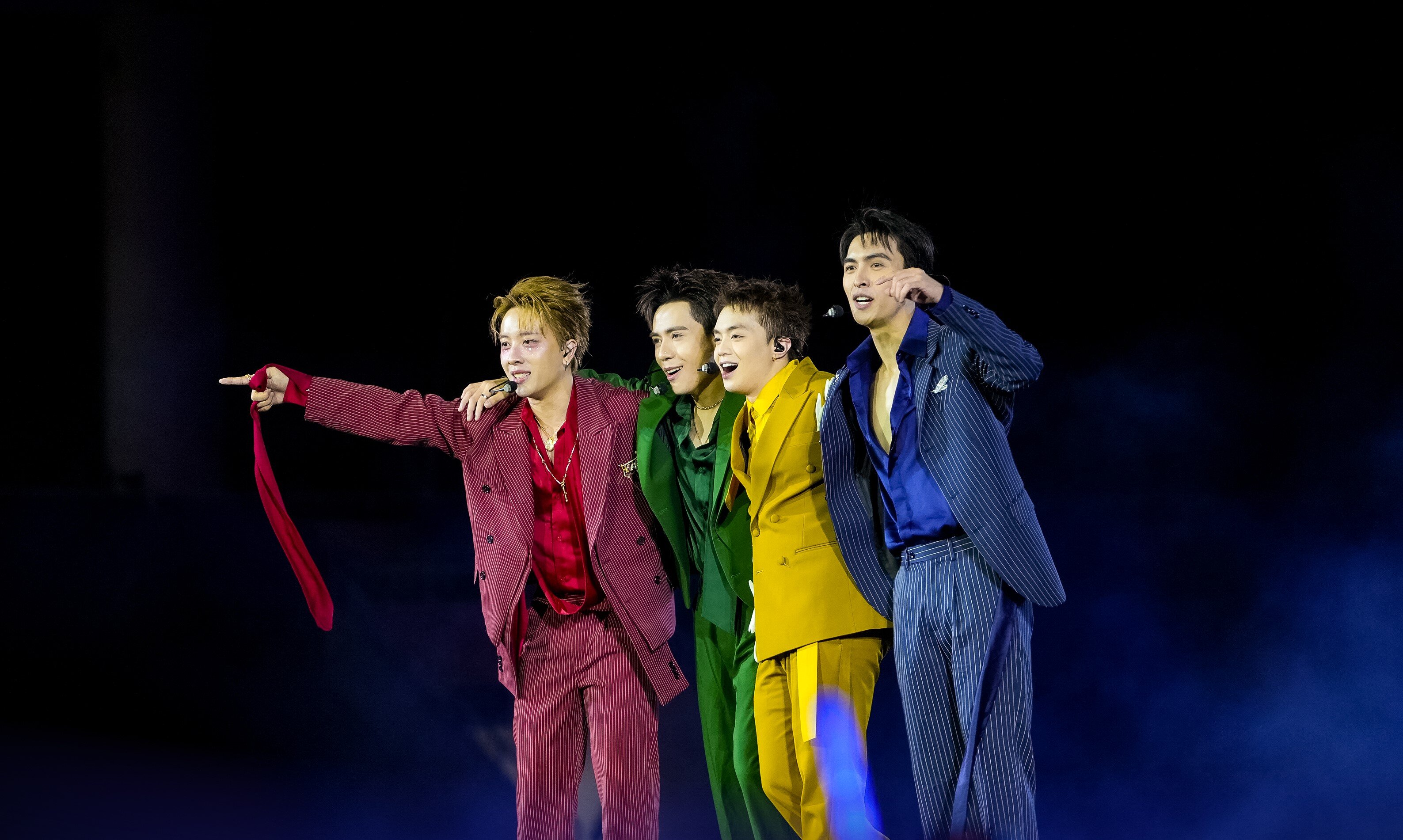 Nam rapper tự tin biểu diễn cùng các đồng đội.