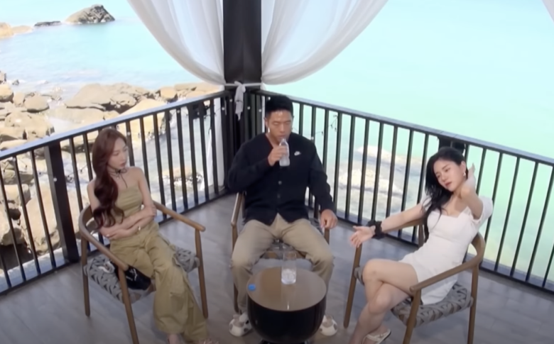 Khoảnh khắc tình tay 3 của Michael Trương, Yuna Vũ và Rayeon cũng viral khắp cõi mạng.