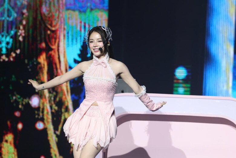DJ Mie “gây sốt” với màn trình diễn sôi động và “bắt trend”.