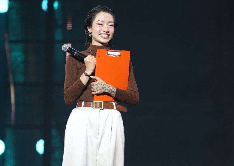 Maitinhvi không hát trong vòng diễn solo.